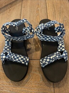 Universal Thread Blue Floral Strap Sandals